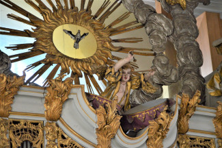 Der Heilige Geist weht über der Späth-Orgel von St. Oswald