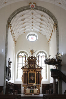 Blick zum Altar der Dreieinigkeitskirche