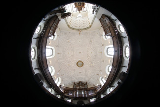 Ungewöhnlicher Blick auf die Decke der Dreieinigkeitskirche