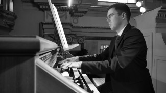 Kasimir Sydow an der Orgel