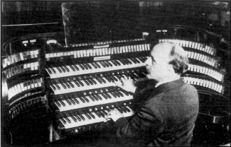 Louis Vierne an seiner Orgel